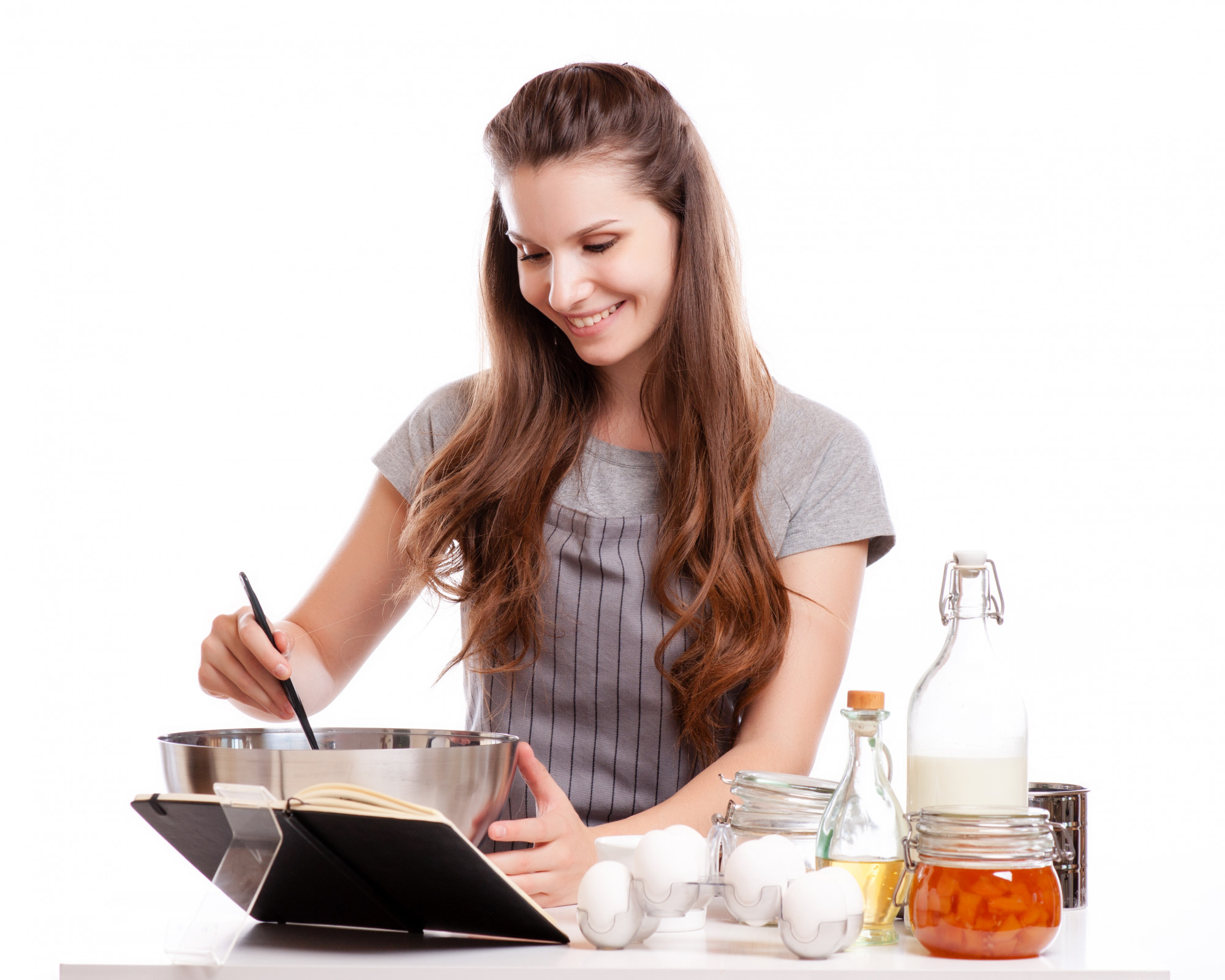 Studente al lavoro nella cucina casalinga